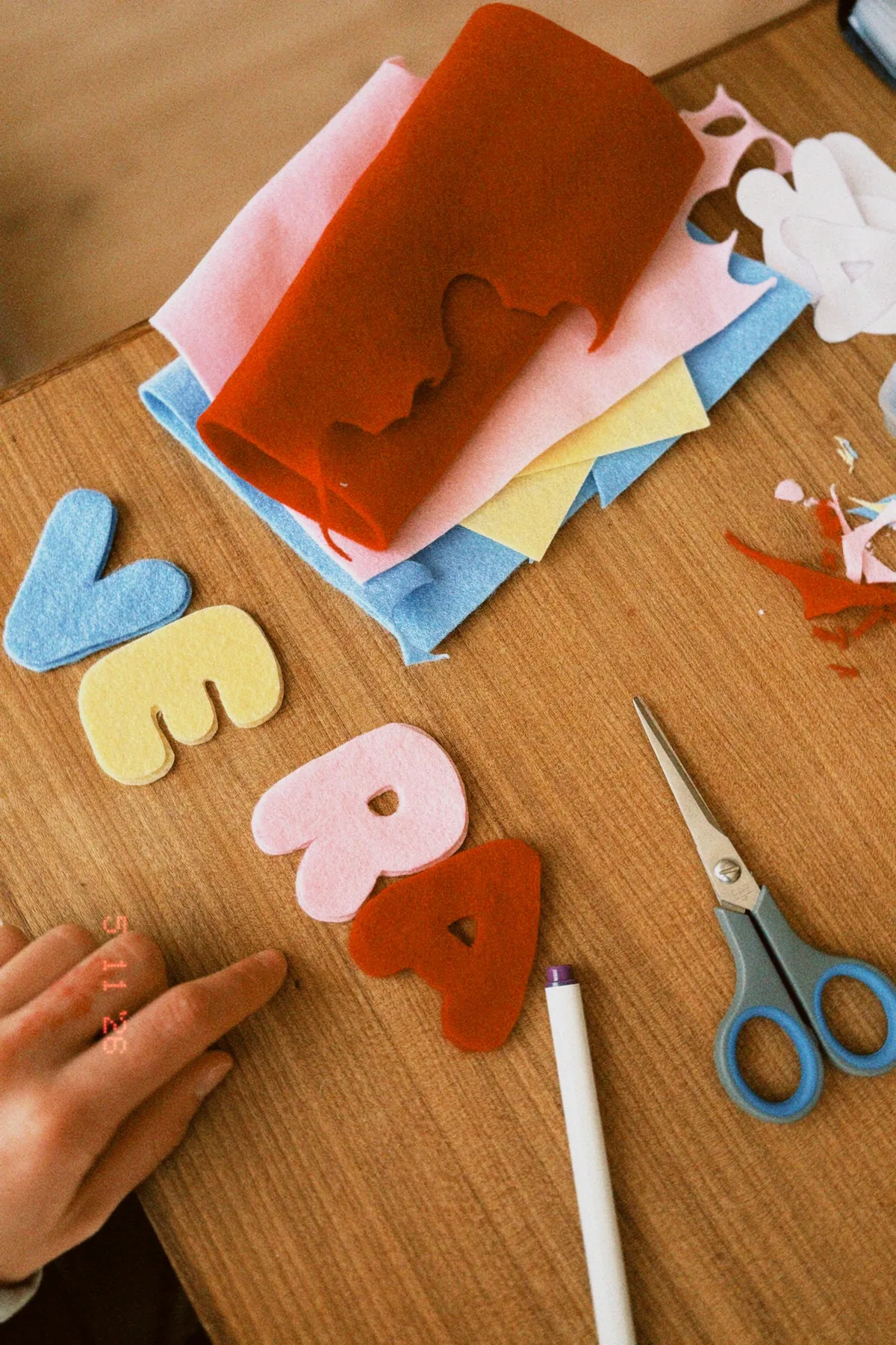 Vilten letters worden uitgeknipt in het atelier van HiKu